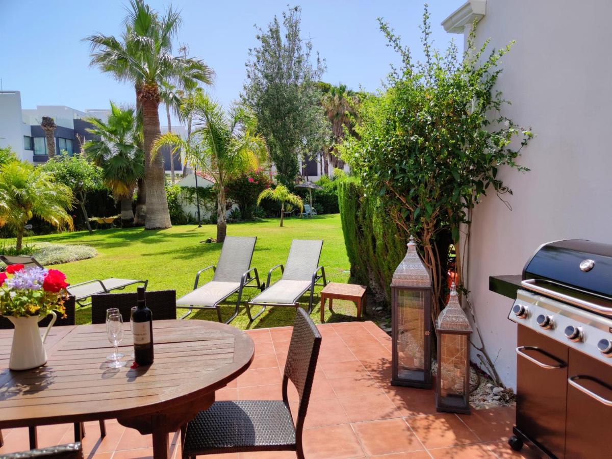 Spacious Beachfront Town House In Estepona With Fully Equipped Kitchen, Pools, Garden, Sea View المظهر الخارجي الصورة