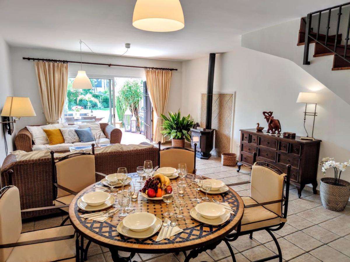 Spacious Beachfront Town House In Estepona With Fully Equipped Kitchen, Pools, Garden, Sea View المظهر الخارجي الصورة