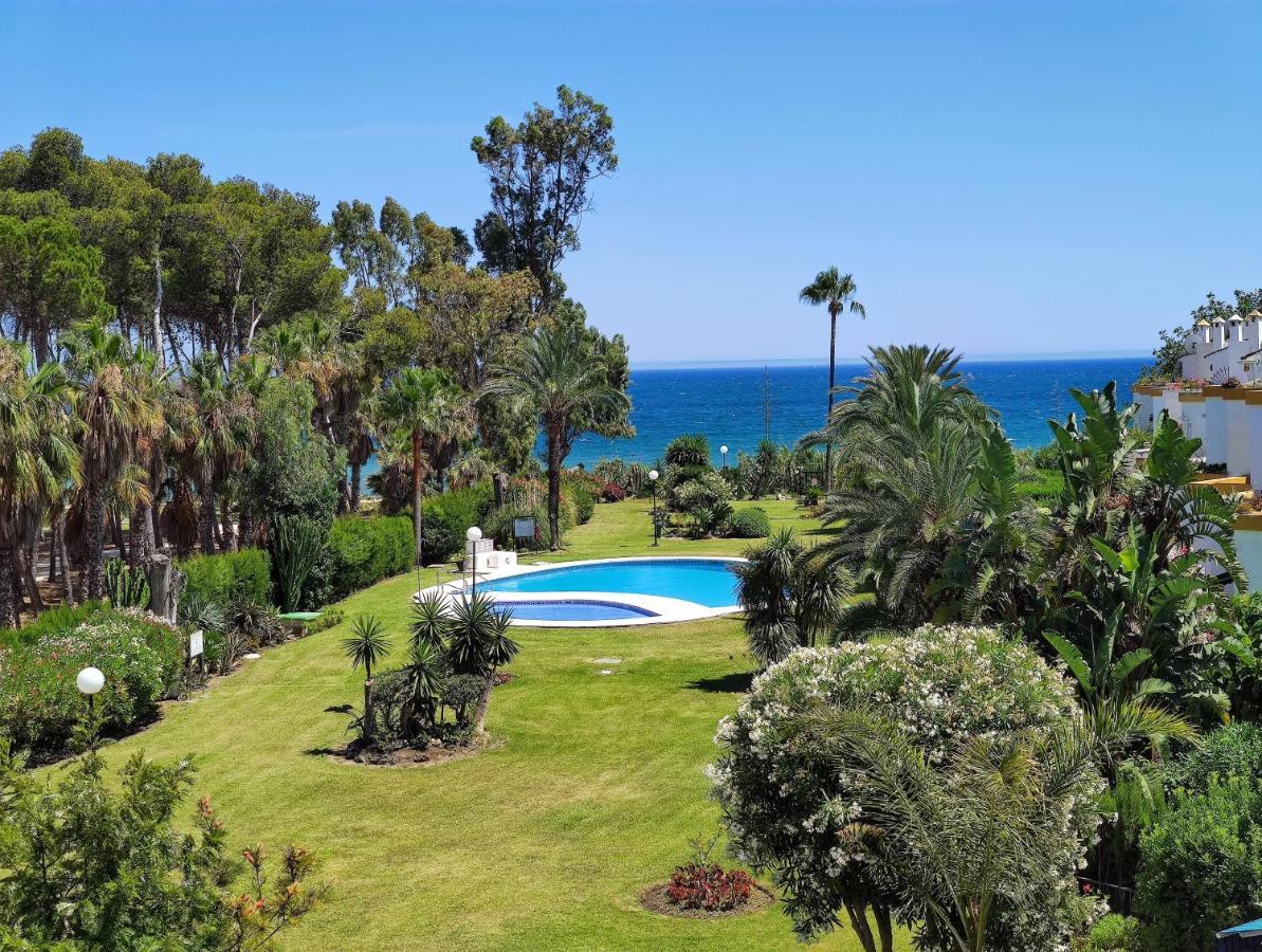 Spacious Beachfront Town House In Estepona With Fully Equipped Kitchen, Pools, Garden, Sea View المظهر الخارجي الصورة