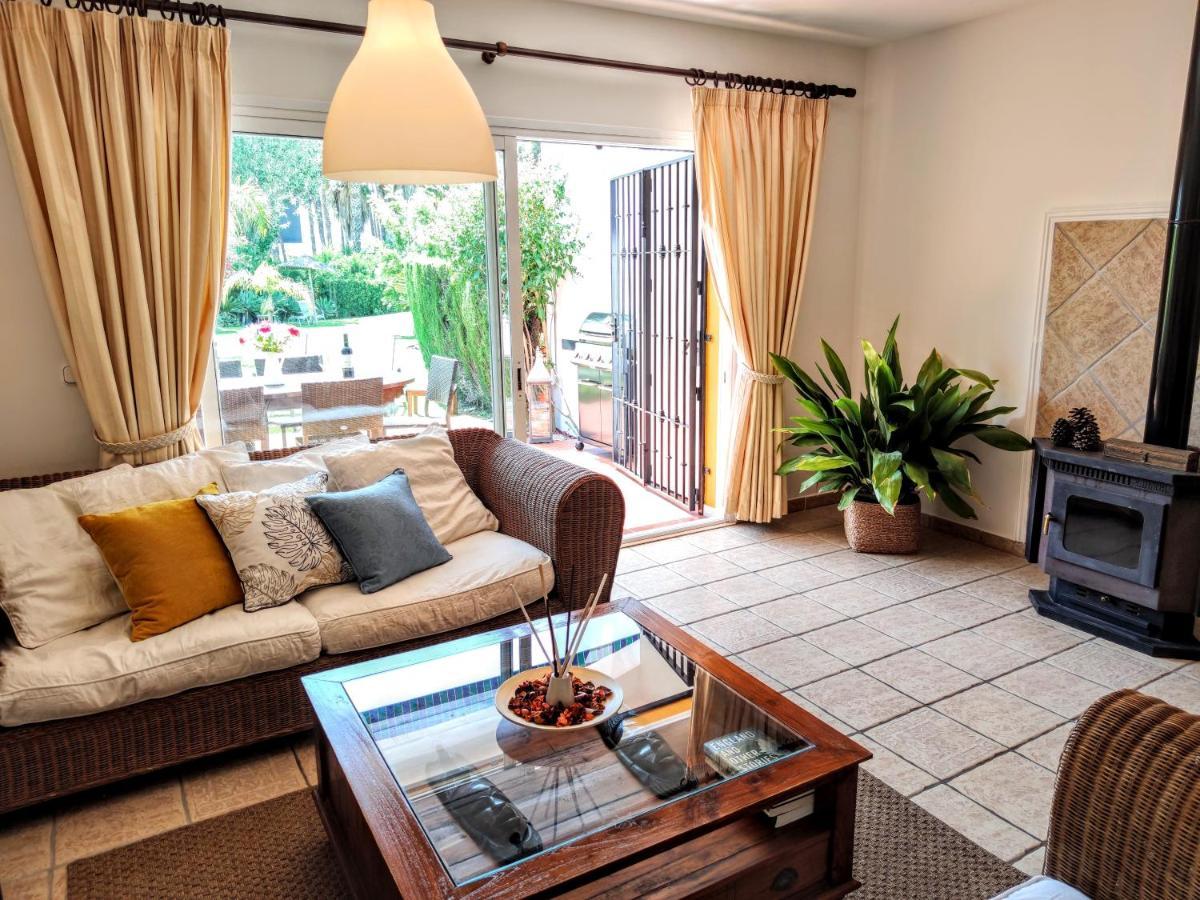 Spacious Beachfront Town House In Estepona With Fully Equipped Kitchen, Pools, Garden, Sea View المظهر الخارجي الصورة