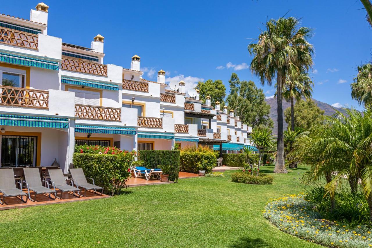 Spacious Beachfront Town House In Estepona With Fully Equipped Kitchen, Pools, Garden, Sea View المظهر الخارجي الصورة