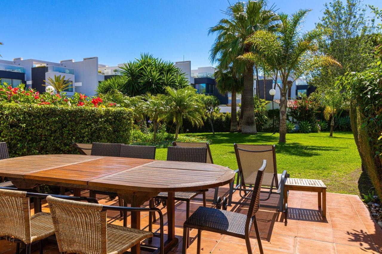 Spacious Beachfront Town House In Estepona With Fully Equipped Kitchen, Pools, Garden, Sea View المظهر الخارجي الصورة
