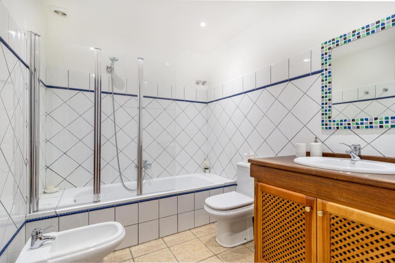 Spacious Beachfront Town House In Estepona With Fully Equipped Kitchen, Pools, Garden, Sea View المظهر الخارجي الصورة