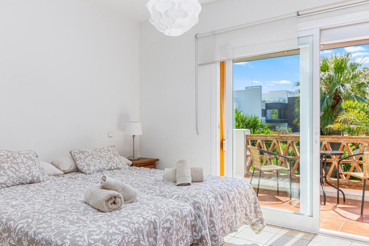 Spacious Beachfront Town House In Estepona With Fully Equipped Kitchen, Pools, Garden, Sea View المظهر الخارجي الصورة